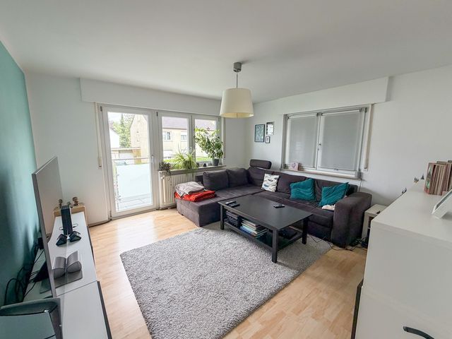 Großzügige helle Wohnung mit Einbauküche, Balkon und Garage